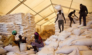 EU khó lấp đầy khoảng trống viện trợ