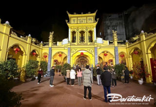 Người dân Cao Bằng đi chùa ngày đầu năm mới