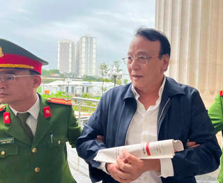 Dẫn giải các bị cáo trong vụ Tân Hoàng Minh đến tòa