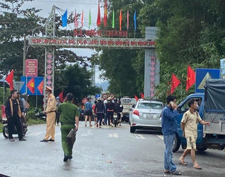 Xe chở rác lao xuống sông khi qua cầu treo Bình Thành, 2 người mất tích