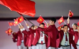 SEA Games 32: Huy Hoàng vinh dự cầm cờ cho đoàn thể thao Việt Nam