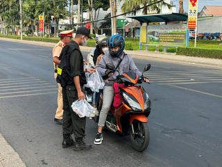 Đồng Nai: Người dân được trợ sức trên đường về quê đón Tết