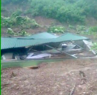 Quảng Ninh: Sạt lở đất khiến 1 nhà dân đổ sập