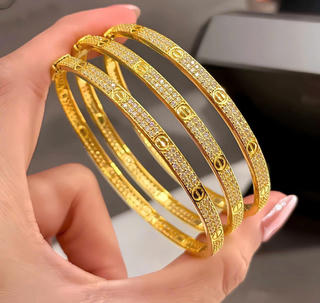 Giữa lúc giá vàng cao chót vót nhiều người tìm mua trang sức giá rẻ