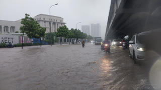Hà Nội: Sau cơn mưa lớn, một số đường phố thành sông