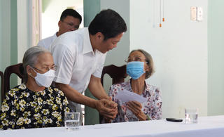 Trưởng ban Kinh tế Trung ương Trần Tuấn Anh thăm, tặng quà cho người có công ở Quảng Ngãi