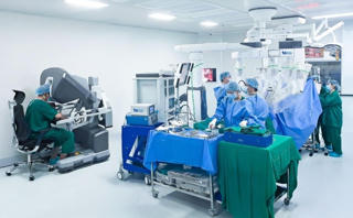 Phẫu thuật bằng robot: Hội nhập và làm chủ công nghệ tiên tiến