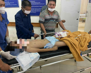 Hà Tĩnh: Cấp cứu nam sinh lớp 3 rơi từ tầng 2 xuống trọng thương