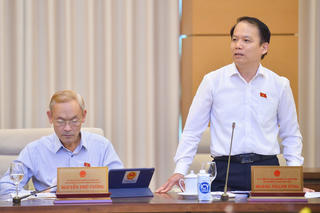 Dịch chồng dịch: Nhiều nhân viên y tế vẫn xin nghỉ việc do lương thấp