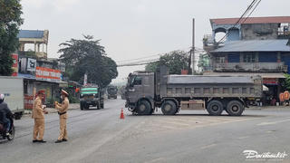 Thái Nguyên: CSGT xử lý xe có dấu hiệu quá tải gây tai nạn