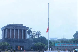 Lễ treo cờ rủ Quốc tang nguyên Chủ tịch nước Trần Đức Lương tại Ba Đình