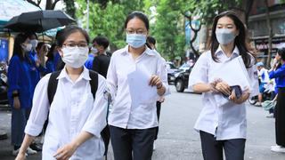 Dừng tuyển sinh: Chớ nên 'phanh' gấp