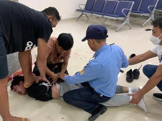 Bảo vệ ngân hàng tóm gọn tên cướp có súng tại Bình Dương