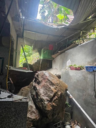 Yên Bái: Đá tảng rơi từ trên núi, lăn trúng nhà dân