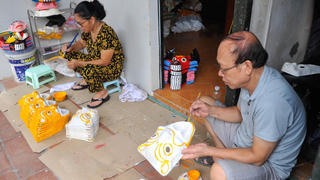 Nghề làm mặt nạ giấy bồi
