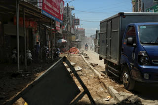 Thi công vỉa hè ở thị trấn Vân Đình gây mất an toàn giao thông