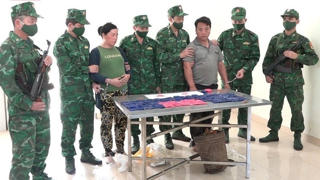 Bắt giữ 2 người mang 15.000 viên ma túy vào Việt Nam
