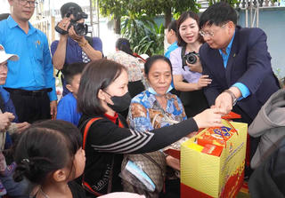 Công đoàn Việt Nam đưa 110 công nhân và người thân về quê đón Tết