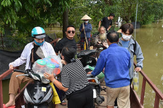 [ẢNH] Bãi giữa sông Hồng thành 'đảo', dân phải di chuyển bằng đò 