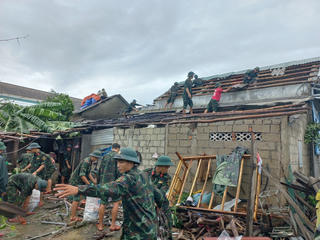 Miền Trung: Hàng trăm ngôi nhà bị tốc mái, nhiều nơi bị chia cắt do bão số 4 gây ra
