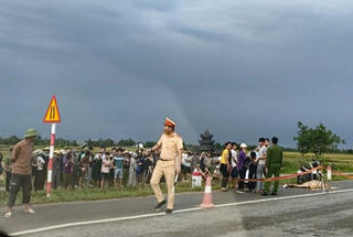 Đang đi trên đường, cô gái bị sét đánh thiệt mạng