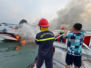 Quảng Ninh: Tàu cao tốc bốc cháy khi đang nạp nhiên liệu