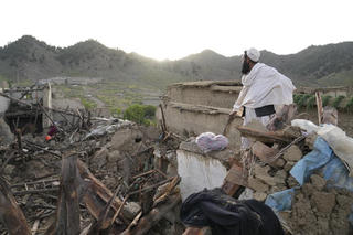 Afghanistan: Đào bới tìm kiếm những người còn sống sót sau trận động đất chết chóc