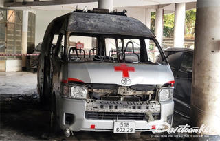 Xe cứu thương bốc cháy tại bãi ở TP HCM hoạt động trái phép