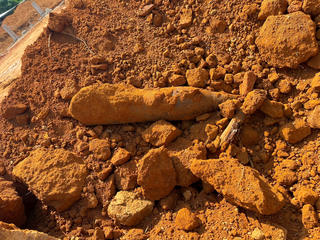 Phát hiện quả đạn còn nguyên đầu nổ trong lúc thi công Trạm y tế xã