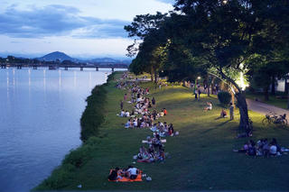 Nắng nóng, người dân tìm đến bờ sông Hương giải nhiệt, ngắm hoàng hôn