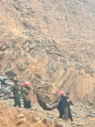 Clip ứng cứu nạn nhân vụ sạt lở khiến nhiều người thương vong ở Hà Tĩnh