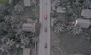 [Ảnh] Núi lửa Bulusan phun trào, phủ tro bụi bao trùm Philippines