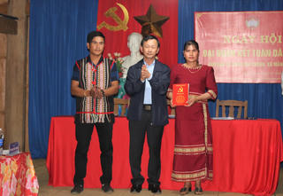 Bí thư Tỉnh uỷ Kon Tum dự Ngày hội Đại đoàn kết thôn Kon Chênh