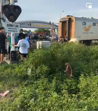 Nam Định: Hai người tử vong khi qua đường tàu bằng xe máy