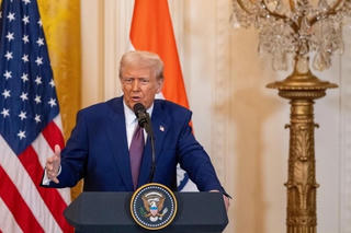 Tổng thống Donald Trump tạm dừng thuế đối ứng với hơn 75 quốc gia trong 90 ngày