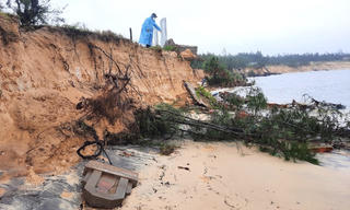 Triều cường tàn phá bờ biển Quảng Nam - Bài cuối: Khẩn cấp xây kè chống sạt lở
