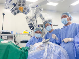 Cứu thành công bệnh nhân đột quỵ xuất huyết não hơn 24 giờ bằng cách mổ não tỉnh thức