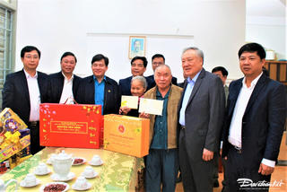 Phó Thủ tướng Thường trực Nguyễn Hòa Bình thăm, tặng quà gia đình chính sách tại Quảng Nam