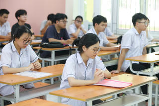 Tuyển sinh đại học 2025: Băn khoăn điểm chuẩn có độ chênh giữa các tổ hợp