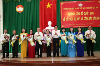 Mặt trận Cần Thơ công bố các quyết định về tổ chức bộ máy và công tác cán bộ