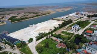 Quảng Ninh: Khu dân cư kêu cứu vì bị bụi từ cảng vật liệu tấn công