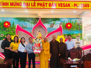 Mặt trận tỉnh Bình Thuận thăm và chúc mừng Đại lễ Phật đản năm 2025