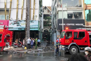 Cảnh sát kịp thời cứu 4 người trong ngôi nhà 4 tầng bốc cháy