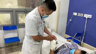 Tiêm thuốc giảm đau khớp: Con dao hai lưỡi