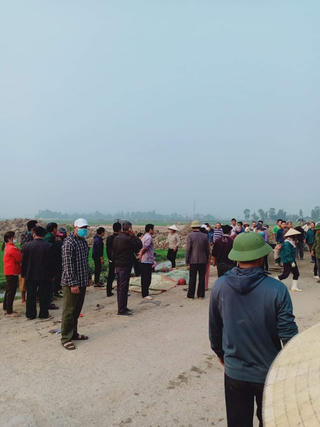 Chở con đi học, 3 mẹ con tử vong do va chạm xe tải