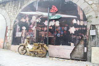 Phố bích họa đang thành... thảm họa