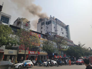 Cháy tòa nhà cao tầng chuỗi nhà hàng cafe, massage, quán bar ở ngã 7 Ô Chợ Dừa