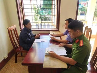 Khởi tố phụ huynh vác dao vào trường đe dọa, bắt hiệu trưởng quỳ gối xin lỗi