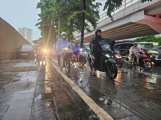 Cảnh báo khu vực Bắc Bộ có mưa dông về chiều tối, đề phòng ngập lụt