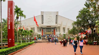 Bảo tàng Hồ Chí Minh thu hút đông đảo khách tham quan